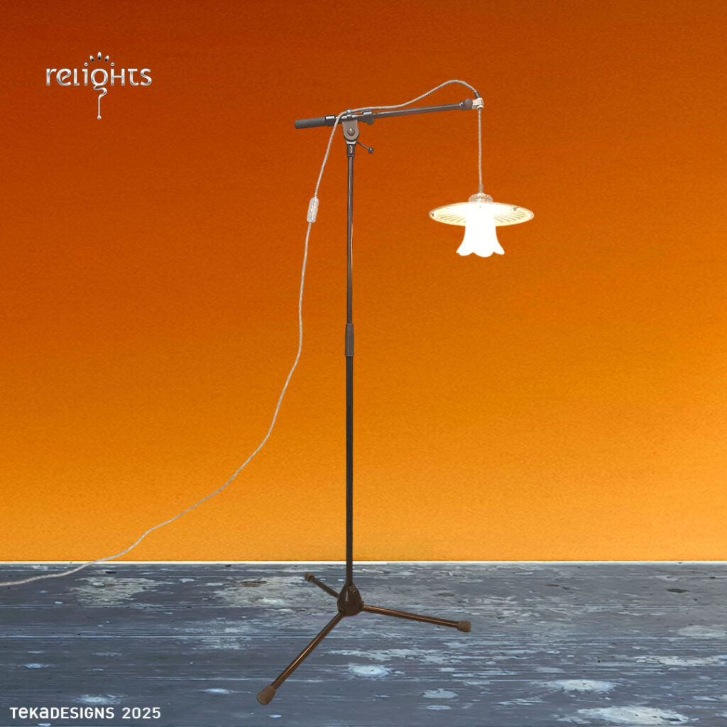 Fisher - Stehlampe aus ausrangiertem Mikrofonstativ und diversen Fahrradteilen Recycling + Upcycling = nachhaltige Designer-Möbel + Accessoires aus Leipzig