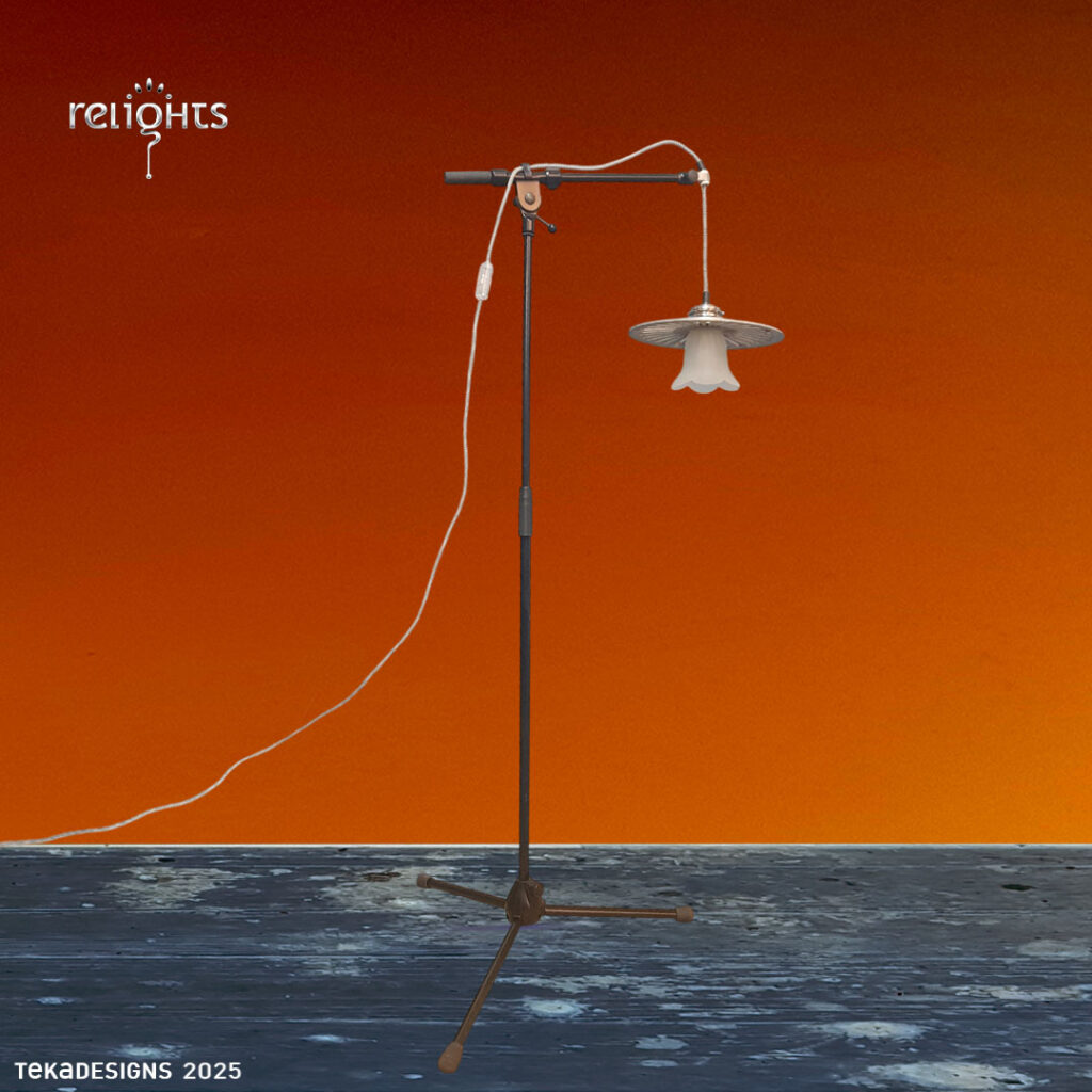 Fisher - Stehlampe aus altem Mikrofonstativ und Fahrradteilen Recycling + Upcycling = nachhaltige Designer-Möbel + Accessoires aus Leipzig