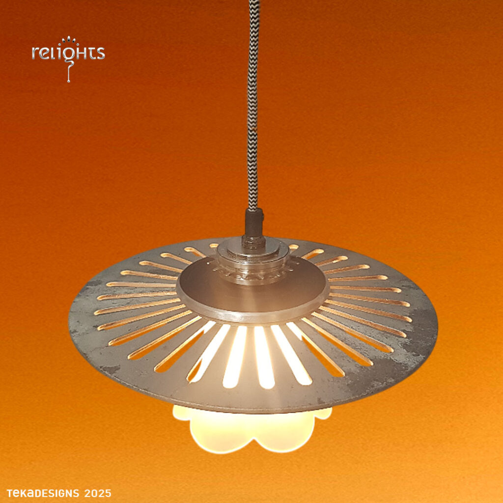 Fisher - Standleuchte aus altem Mikrofonstativ und Fahrradteilen Recycling + Upcycling = nachhaltige Designer-Möbel + Accessoires aus Leipzig